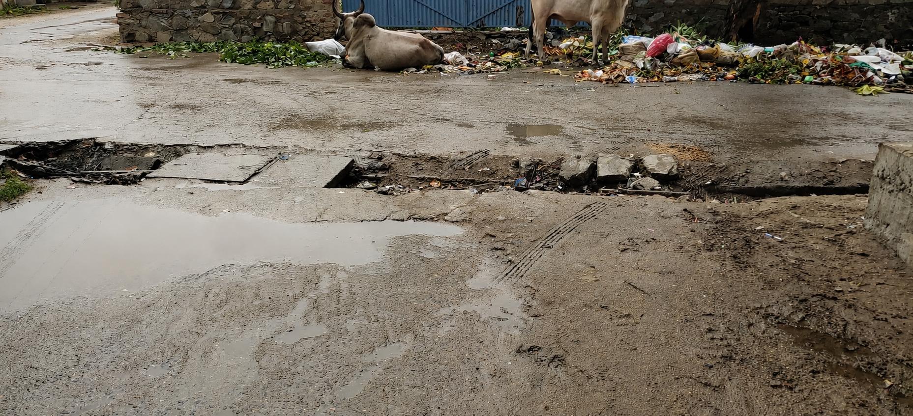 सुमेरपूर-नाले के क्षतिग्रस्त ढक्कनों से राहगीर परेशान, हादसे की आशंका गेमावत हॉस्पिटल के पीछे