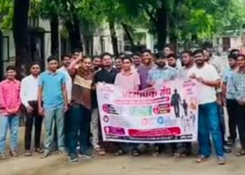 थर्ड ग्रेड टीचर्स ने ट्रांसफर की मांग को लेकर प्रदर्शनः आबूरोड में सीएम के नाम तहसीलदार को ज्ञापन सौंपा