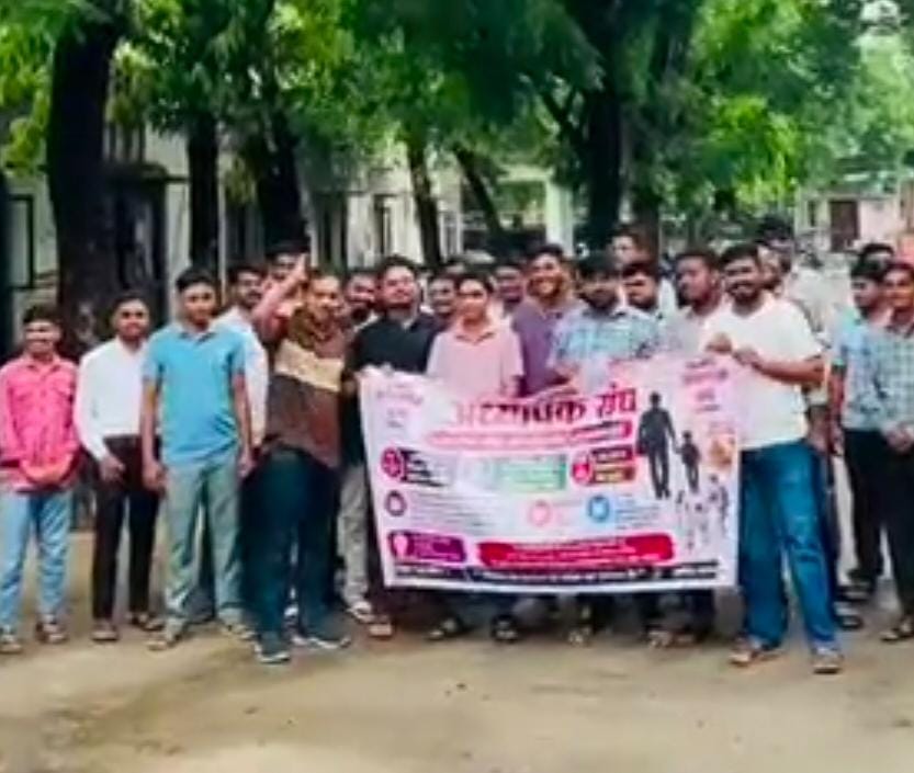 थर्ड ग्रेड टीचर्स ने ट्रांसफर की मांग को लेकर प्रदर्शनः आबूरोड में सीएम के नाम तहसीलदार को ज्ञापन सौंपा