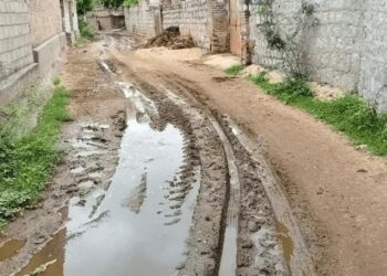 जोयला रेबारीवास गांव का मुख्य मार्ग 2 साल से खस्ताहालः कीचड़ और पानी भरा रहने से ग्रामीण परेशान, प्रशासन पर लापरवाही का आरोप