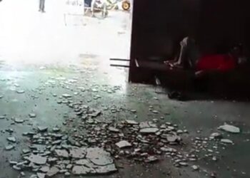 आबूरोड रेलवे स्टेशन के मुख्य गेट का प्लास्टर गिरा: पास में ही था टिकट काउंटर, लोग नहीं होने से हादसा टला
