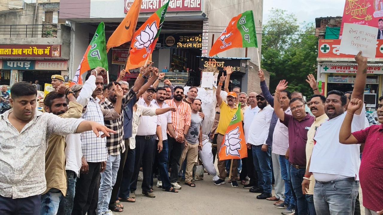 फालना में विशाल विरोध प्रदर्शन एवम् विपक्ष का जलाया पुतला