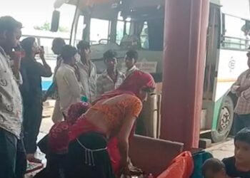 सिरोही बस स्टैंड पर महिला का पर्स चोरी: बैग संभालने के लिए कहा और 7 हजार रुपए किए पार