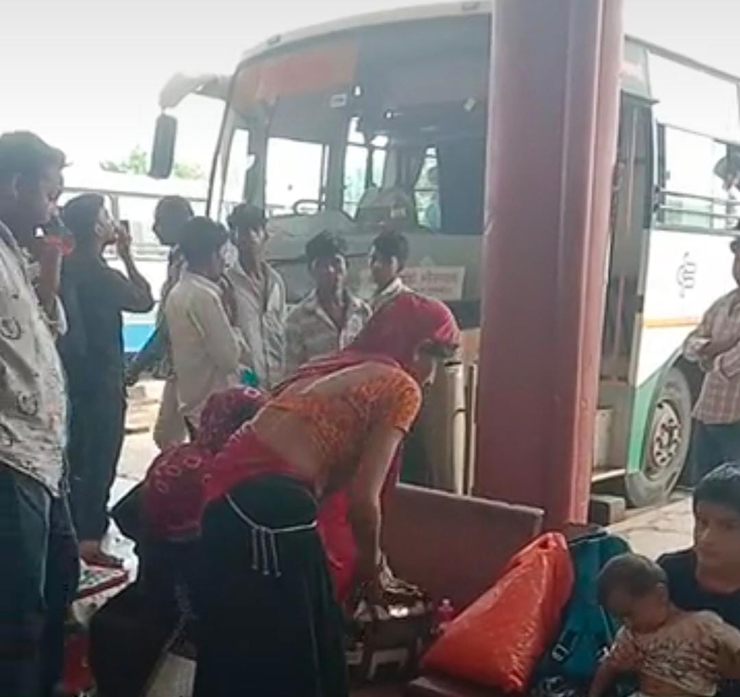 सिरोही बस स्टैंड पर महिला का पर्स चोरी: बैग संभालने के लिए कहा और 7 हजार रुपए किए पार