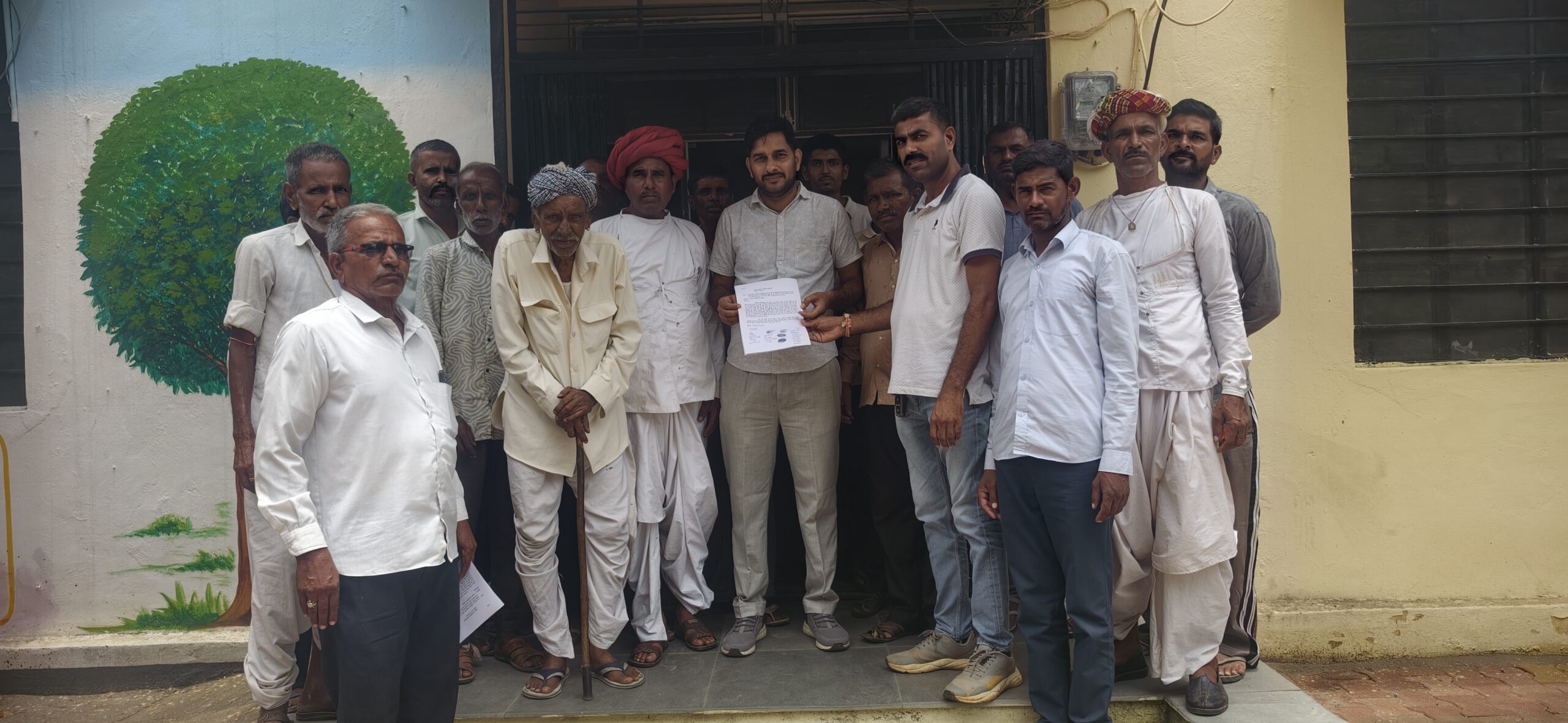*अचपुरा गांव में क्षेत्रपाल खेतलाजी मंदिर के आगे भूमि पर अतिक्रमण को लेकर ग्रामीणों का उपखंड अधिकारी पिण्डवाड़ा को ज्ञापन*