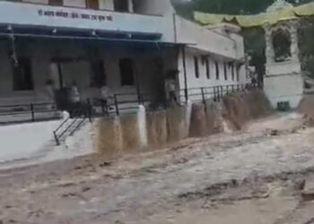 सुंधा माता मंदिर परिसर में दो घंटे तक हुई बारिश, पहाड़ियों से उतरा पानी, झरने की तरह बहा