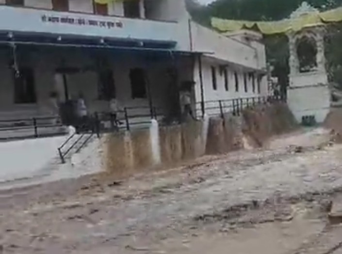 सुंधा माता मंदिर परिसर में दो घंटे तक हुई बारिश, पहाड़ियों से उतरा पानी, झरने की तरह बहा
