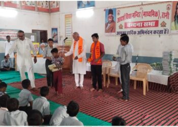 रानी आर्दश विद्या मंदिर रानी को युगराज जैन द्वारा बस भेंट कि गई
