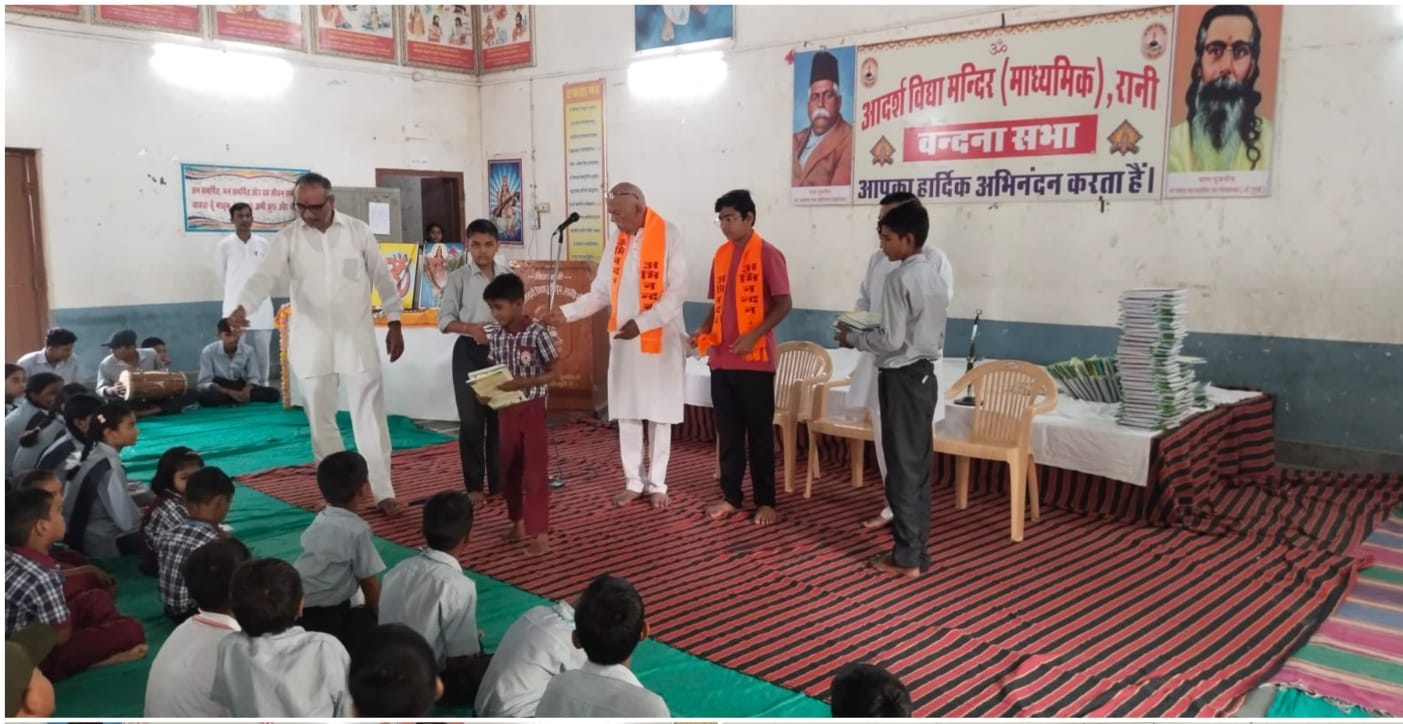 रानी आर्दश विद्या मंदिर रानी को युगराज जैन द्वारा बस भेंट कि गई