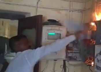 एसपी ऑफिस में शॉर्ट सर्किट से लगी आग: कर्मचारियों की तत्परता से टला बड़ा नुकसान, गैस सिलेंडर से बुझी लपटें