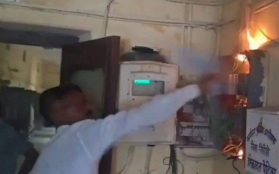 एसपी ऑफिस में शॉर्ट सर्किट से लगी आग: कर्मचारियों की तत्परता से टला बड़ा नुकसान, गैस सिलेंडर से बुझी लपटें