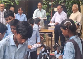 रानी के राजकीय उच्च प्राथमिक विद्यालय में विद्यार्थियों को 528 उत्तर पुस्तिकाओं का वितरण