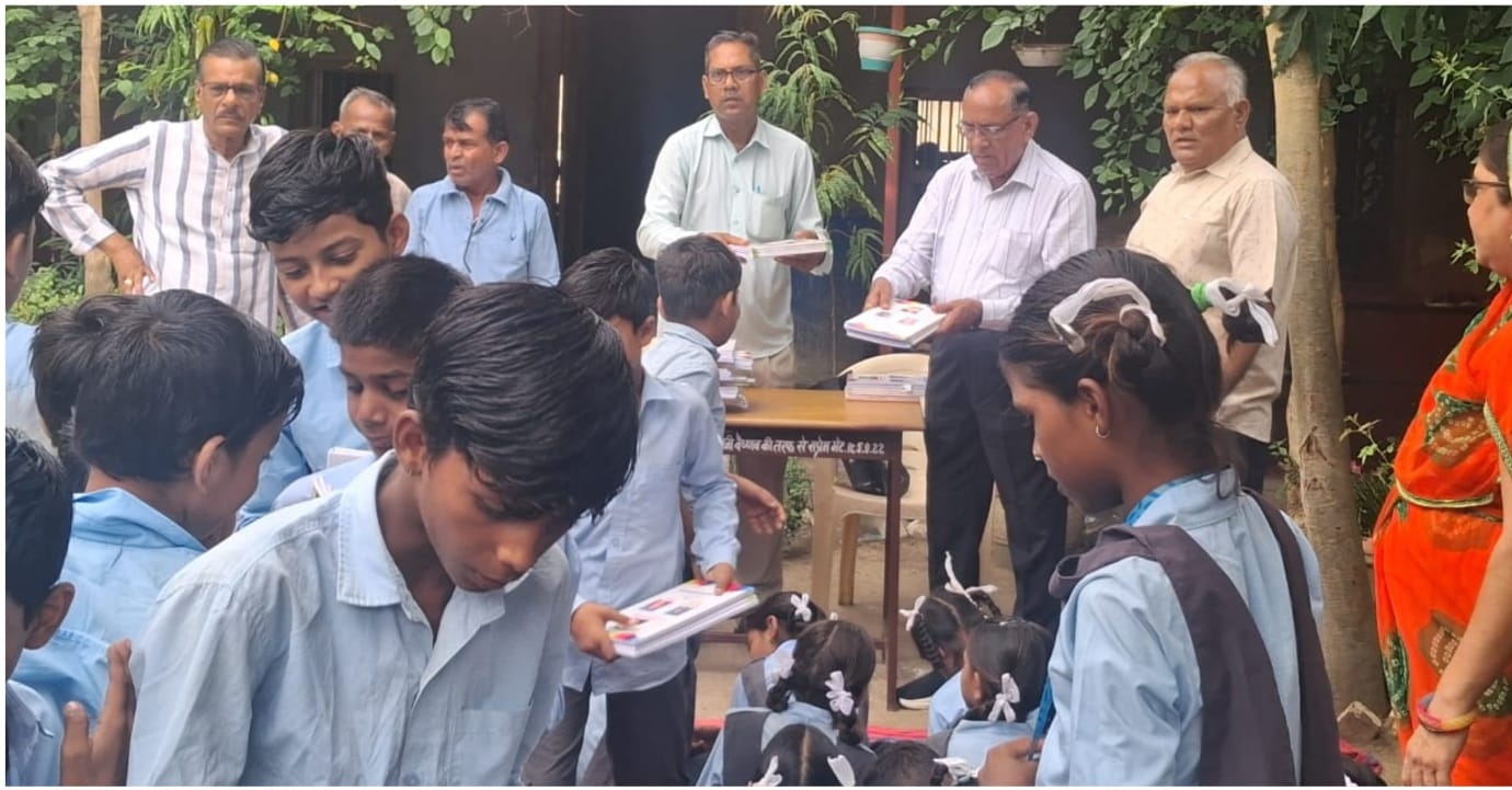 रानी के राजकीय उच्च प्राथमिक विद्यालय में विद्यार्थियों को 528 उत्तर पुस्तिकाओं का वितरण