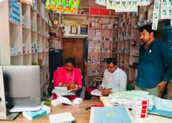 झोलाछाप क्लिनिकों पर कार्रवाई: संचालक ताला लगाकर भागे; एक अवैध क्लिनिक सीज