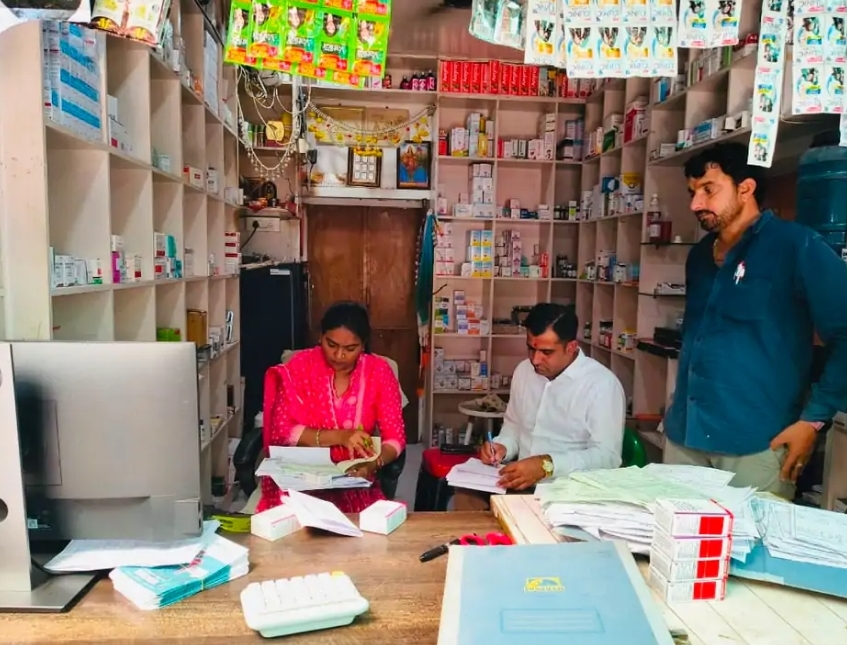 झोलाछाप क्लिनिकों पर कार्रवाई: संचालक ताला लगाकर भागे; एक अवैध क्लिनिक सीज