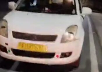 आबूरोड में कार पर पत्थरबाजी, ड्राइवर गंभीर घायलः गाड़ी में सवार सभी पर्यटक सुरक्षित, सदर थाने से सिर्फ 500 मीटर दूर हुई घटना