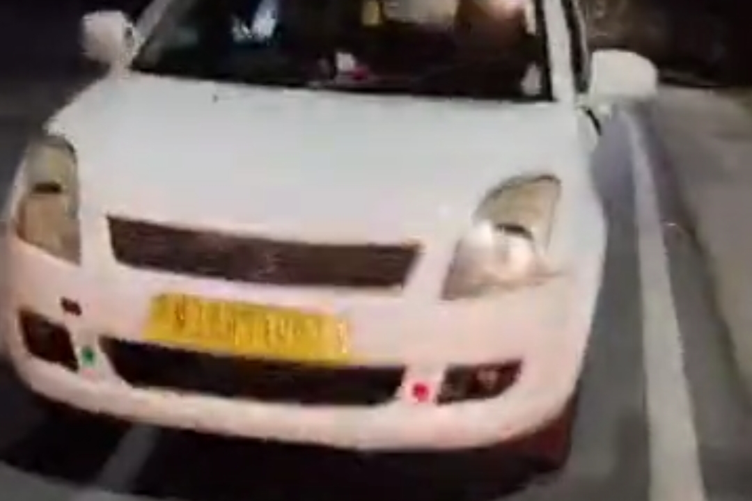आबूरोड में कार पर पत्थरबाजी, ड्राइवर गंभीर घायलः गाड़ी में सवार सभी पर्यटक सुरक्षित, सदर थाने से सिर्फ 500 मीटर दूर हुई घटना