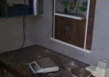 कोरटा गांव में चार मकानों पर बिजली गिरने से उनकी छतें और विद्युत उपकरण क्षतिग्रस्त