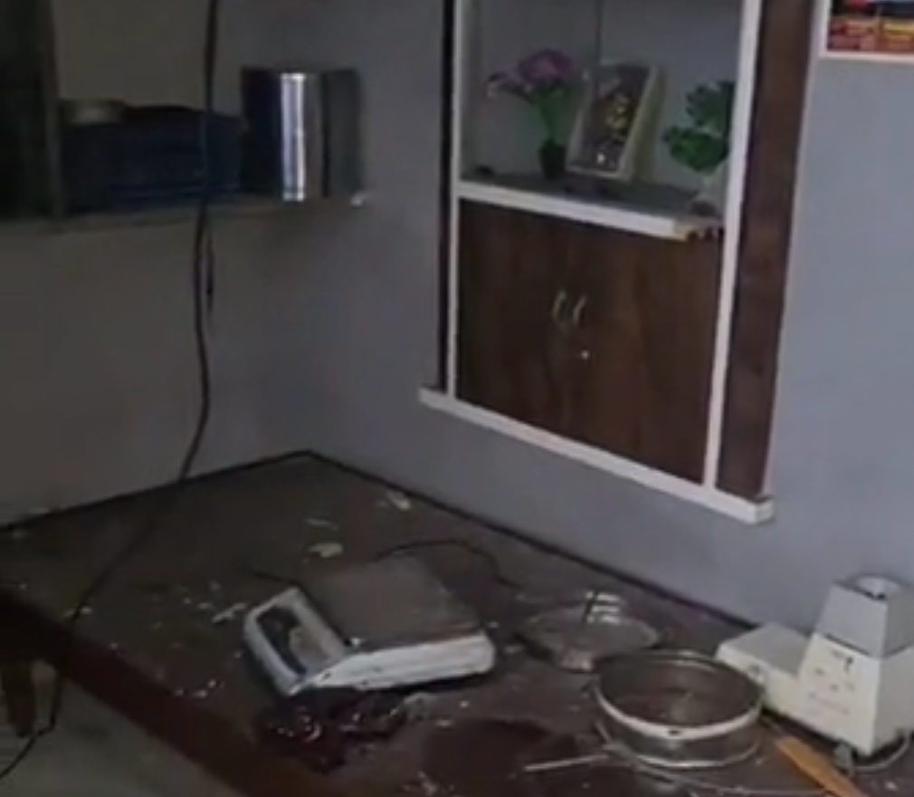 कोरटा गांव में चार मकानों पर बिजली गिरने से उनकी छतें और विद्युत उपकरण क्षतिग्रस्त