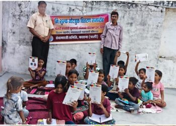 बाल संस्कार केन्द्र छोटी रानी व इटंदरा चारणान के भैया बहनों को नोटबुक वितरित