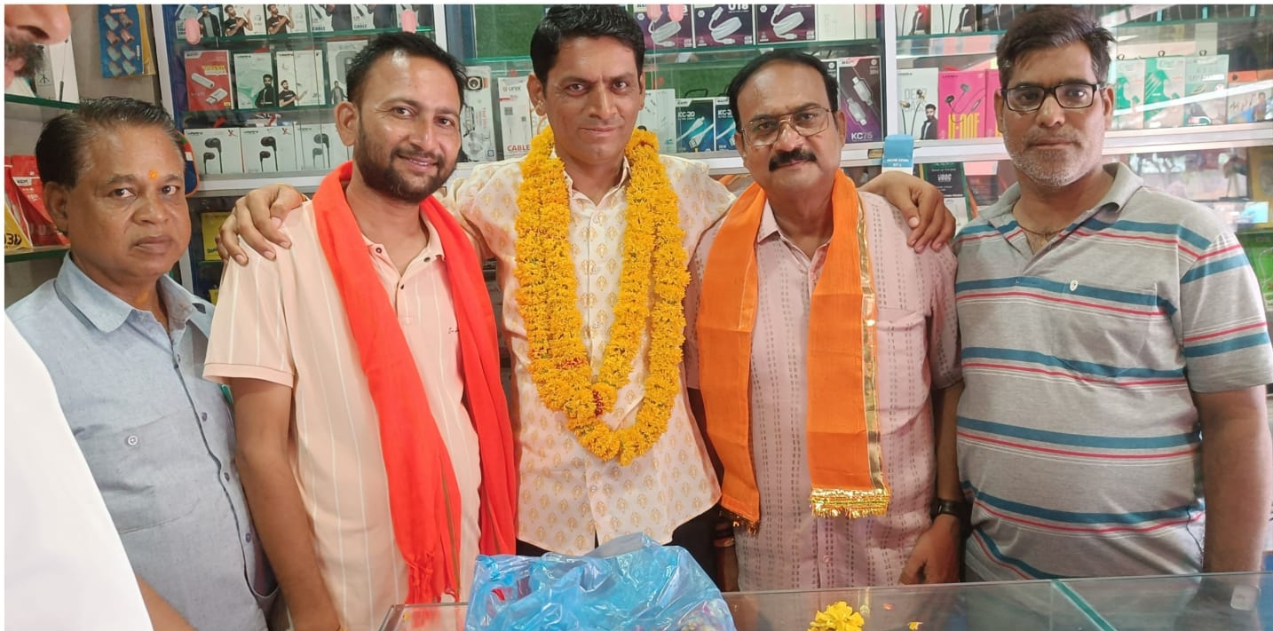 रानी-पूर्व अध्यक्ष बाबूलाल भाटी का जन्मदिवस मनाया, हितेष गुप्ता के पुनः अध्यक्ष बनने पर किया सम्मान