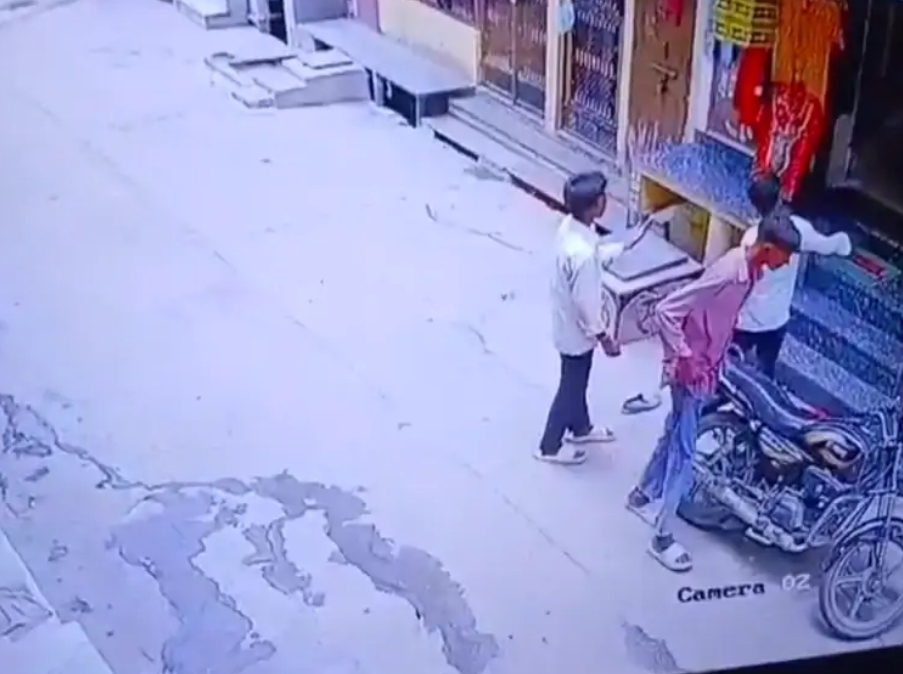 पिंडवाड़ा-दुकानदार को चाकू दिखा कर धमकाने का आरोप, सीसीटीवी में दिखे बदमाश