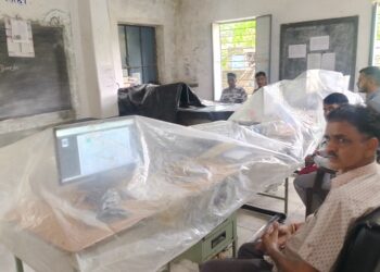 बेडा विधूत डिस्कॉम कार्यालय की छत टपक रही, 13 कर्मचारी हर दिन खतरे में; महत्वपूर्ण रिकॉर्ड भीग रहे