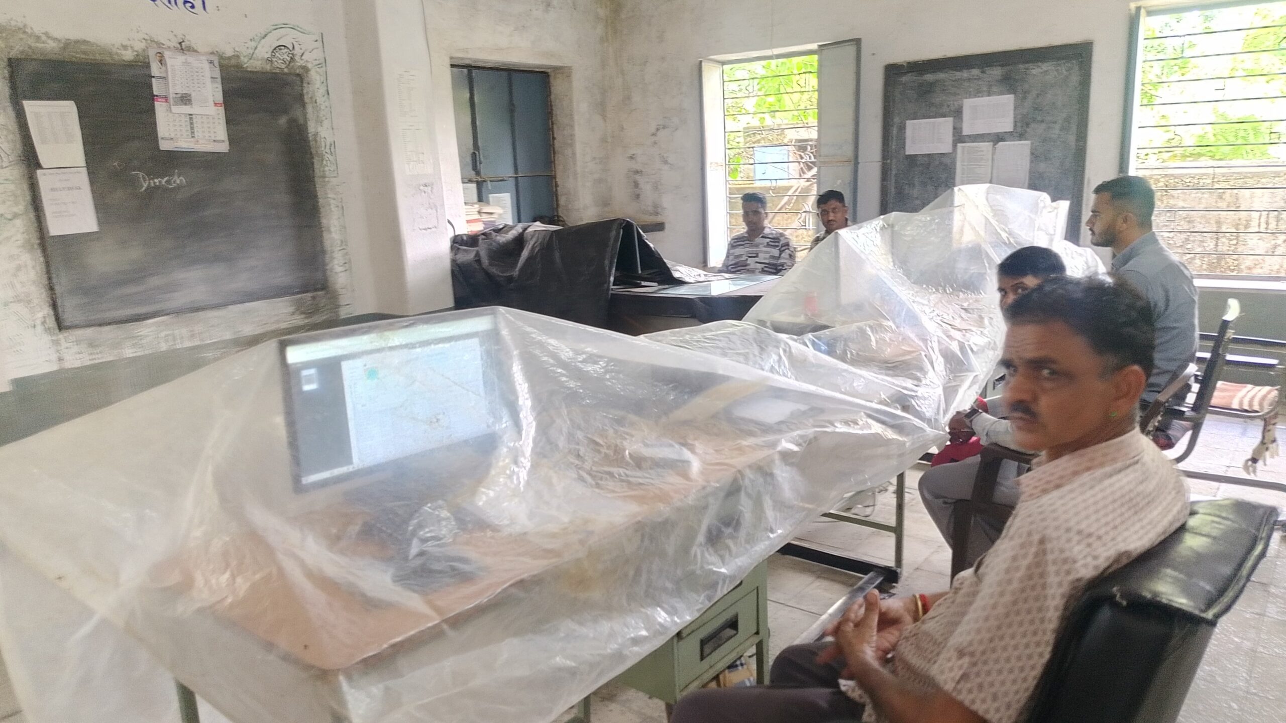 बेडा विधूत डिस्कॉम कार्यालय की छत टपक रही, 13 कर्मचारी हर दिन खतरे में; महत्वपूर्ण रिकॉर्ड भीग रहे