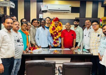 तखतगढ नगरपालिका मे नवनियुक्त अधिशाषी अधिकारी के पद पर महेंद्र बंजारा के बनने पर रानी शहर वासियों ने फूल माला पहनाकर स्वागत एवं अभिनंदन किया