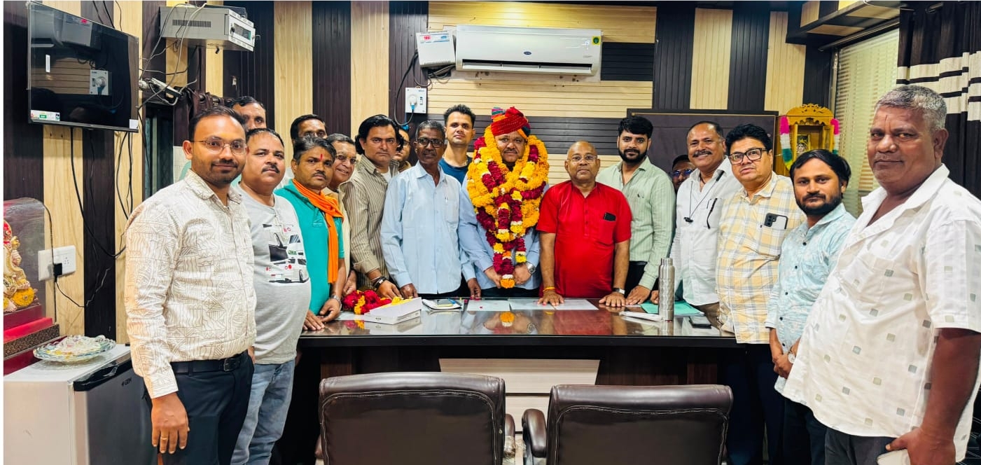 तखतगढ नगरपालिका मे नवनियुक्त अधिशाषी अधिकारी के पद पर महेंद्र बंजारा के बनने पर रानी शहर वासियों ने फूल माला पहनाकर स्वागत एवं अभिनंदन किया