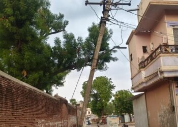 तखतगढ-बिजली विभाग के नाक के नीचे झूका विधुत पोल कभी भी दे सकता हे बडे हादसे को अंजाम