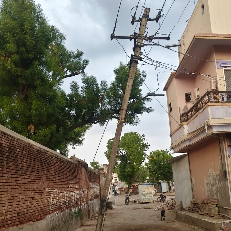 तखतगढ-बिजली विभाग के नाक के नीचे झूका विधुत पोल कभी भी दे सकता हे बडे हादसे को अंजाम
