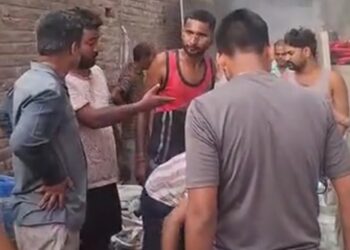 फालना के छाता गोदाम में लगी आग, 30लाख का नुकसानः दमकलकर्मियों के पास नहीं थे सुरक्षा किट, स्थानीय लोगों ने संभाला मोर्चा