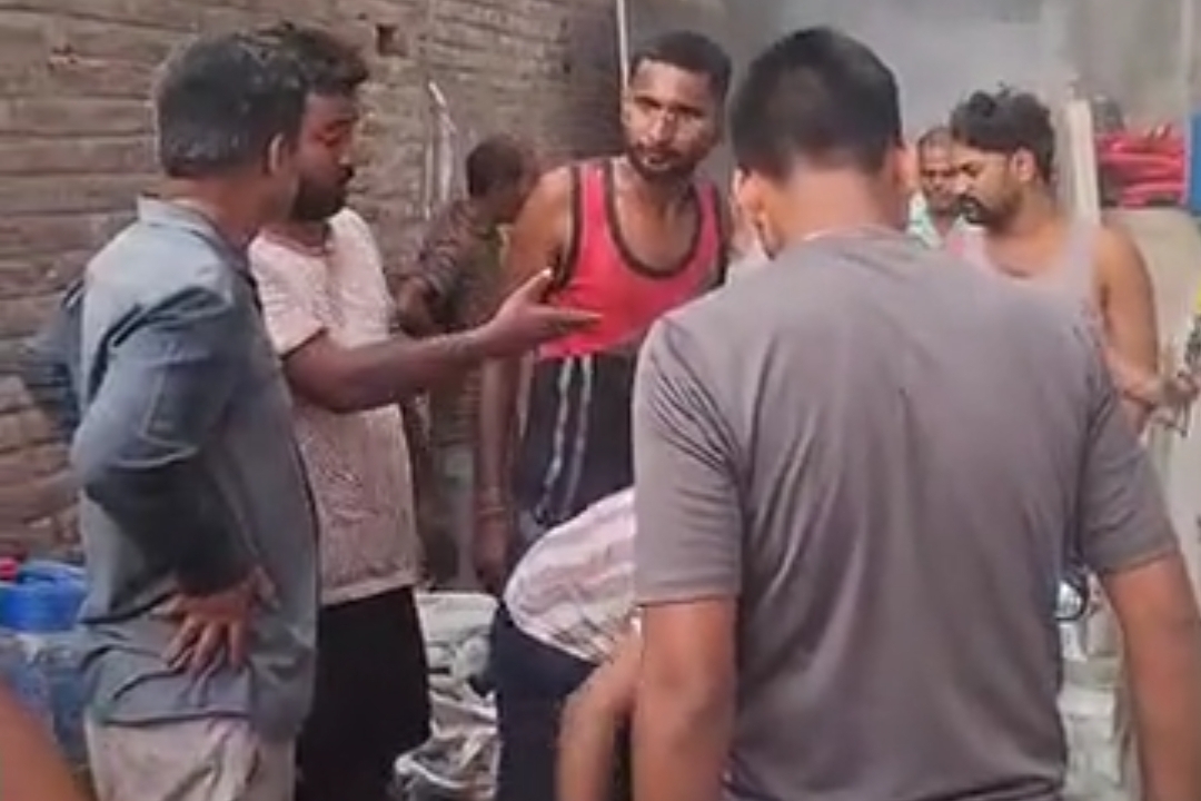 फालना के छाता गोदाम में लगी आग, 30लाख का नुकसानः दमकलकर्मियों के पास नहीं थे सुरक्षा किट, स्थानीय लोगों ने संभाला मोर्चा
