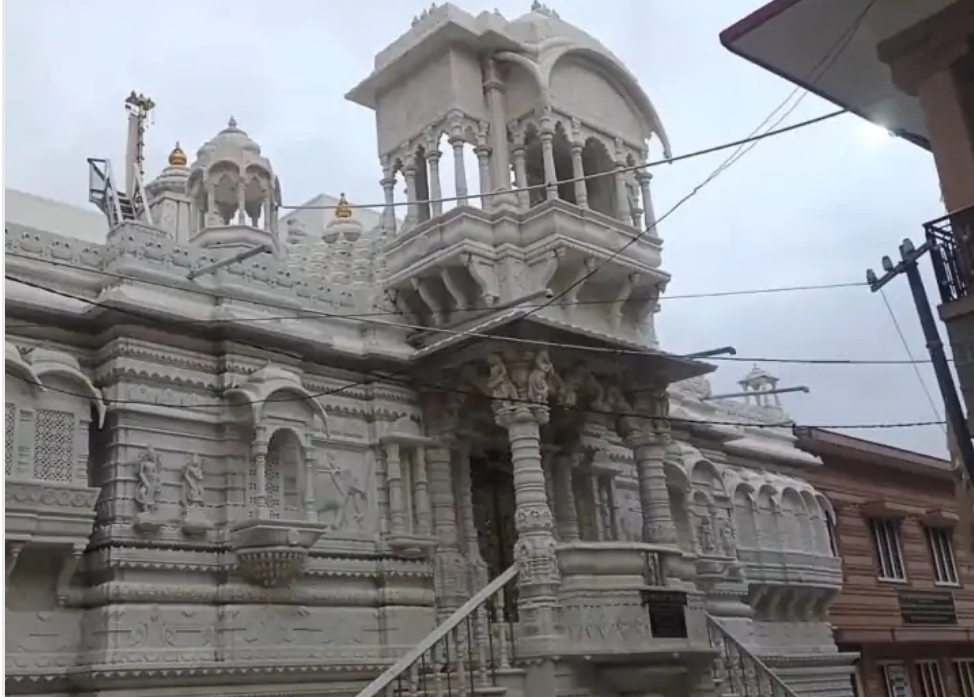 धनला गाव में मंदिर सहित 10 मकानों के ताले टूटे, छत्र चोरी: CCTV में नजर आए चोर