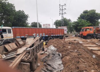 तखतगढ शहर से नहीं थम रहा ओवरलोड भारी वाहनों का आवागमन, दिन रात दौड़ते जा रहे ओवरलोड वाहन