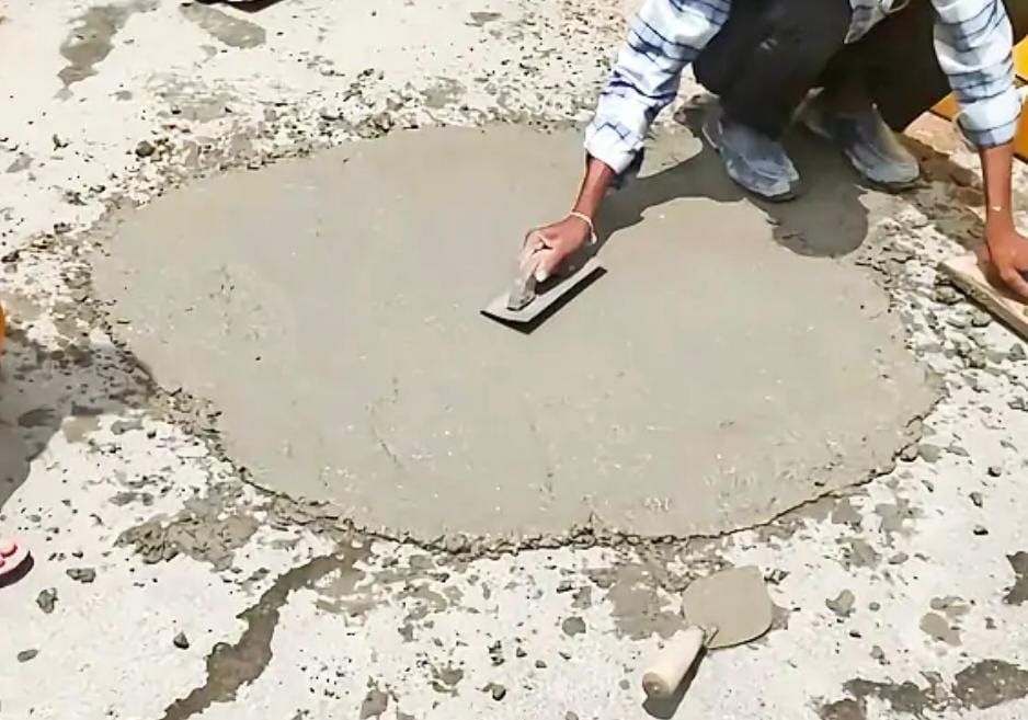 बरसात के बीच सड़कों के गड्ढे भरने का अभियान शुरू