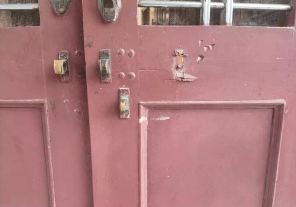 मकनों के पीतल के हैंडल चोरी:शहरवासियों की रात्रि गश्त बढ़ाने और जल्द गिरफ्तारी की मांग