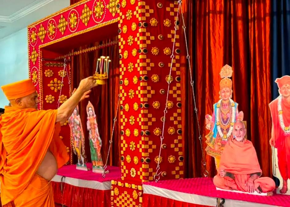 सात समुंदर और 108 नदियों के जल से हो रहा शिव व नीलकंठ वर्णी महाराज का जलाभिषेक