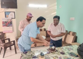 चामुंडेरी पंचायत में सह्ययक ग्राम विकास अधिकारी का केक काट मनाया जन्मदिन