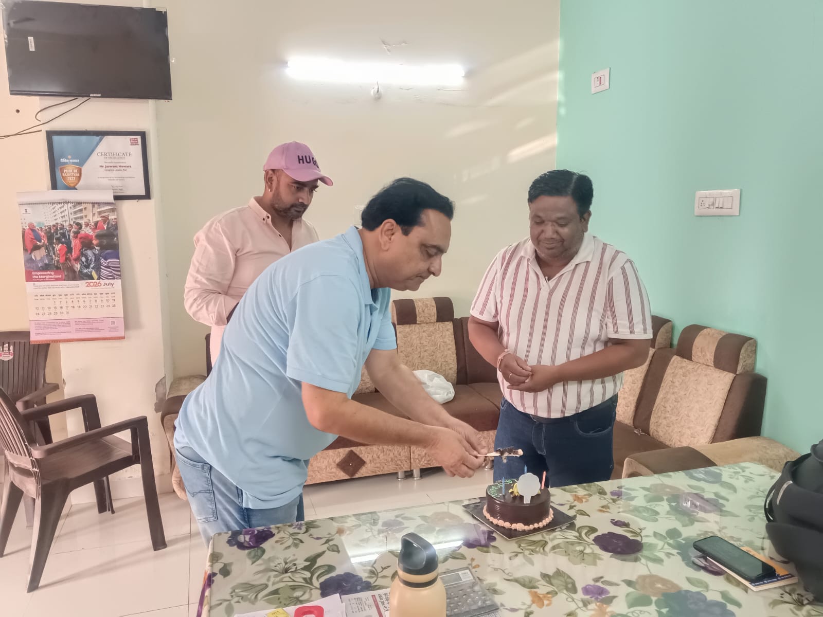 चामुंडेरी पंचायत में सह्ययक ग्राम विकास अधिकारी का केक काट मनाया जन्मदिन
