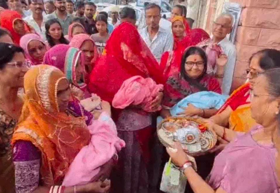 पालने में मिली 4 बच्चियों पर शहर ने बरसाए फूलः ढोल-नगाड़ों के साथ रथयात्रा निकाली; शिशु-गृह में ‘मंगल-प्रवेश’ कराया