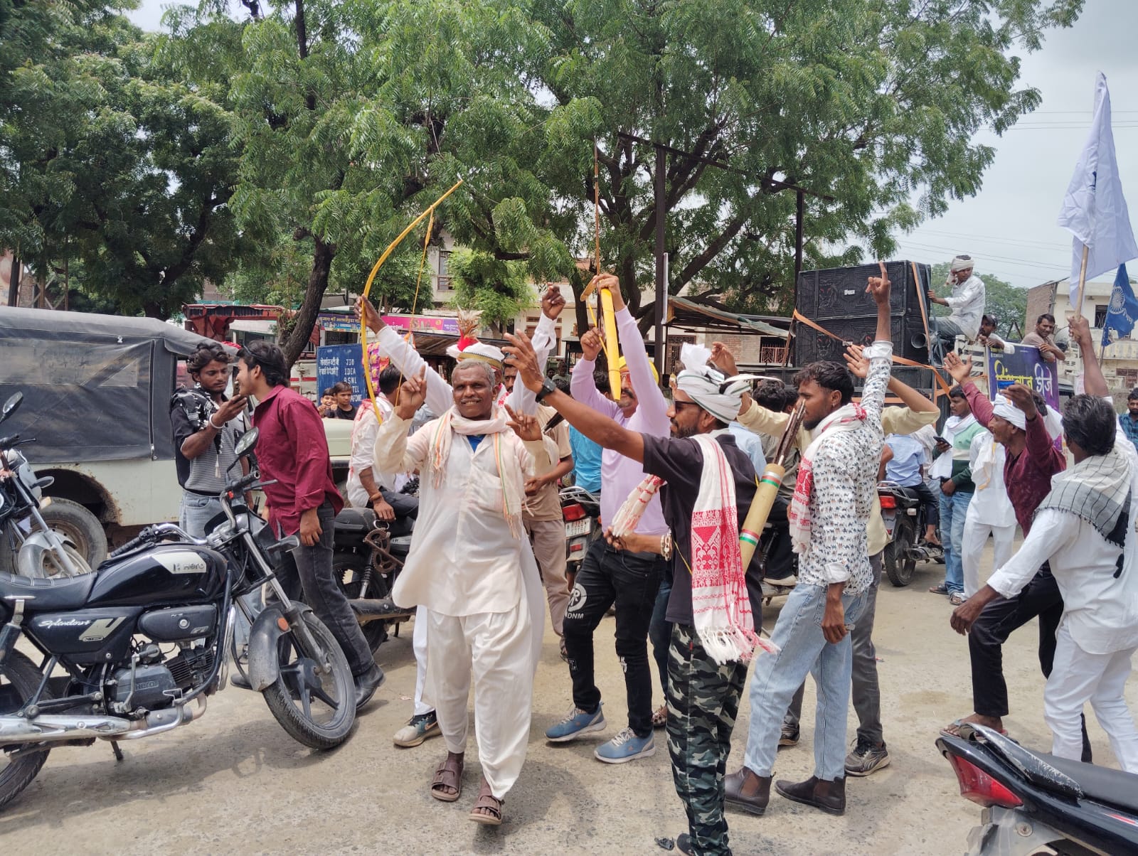 कुंडाल में आदिवासी दिवस पर विशाल कार्यक्रम, पारंपरिक वेशभूषा में नजर आए ग्रामीण