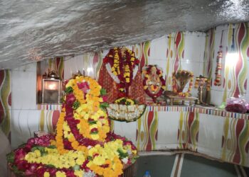 बीजापुर-अरावली की पर्वत श्रृंखला के प्राकृतिक रूप में विराजमान नगरेश्वर महादेव के दर्शन मे उमड़ा जनसैलाब