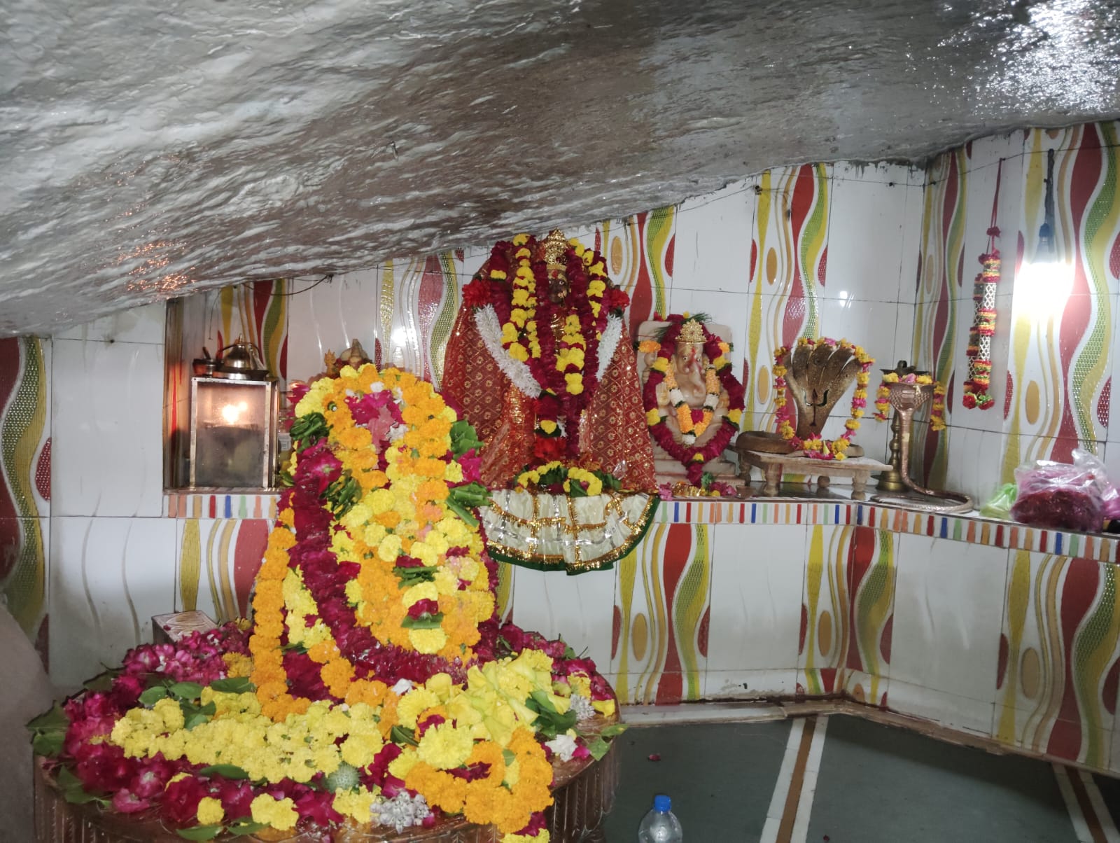 बीजापुर-अरावली की पर्वत श्रृंखला के प्राकृतिक रूप में विराजमान नगरेश्वर महादेव के दर्शन मे उमड़ा जनसैलाब