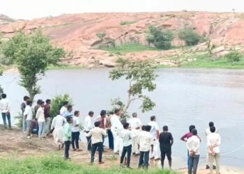 नीलकंठ मंदिर पहाड़ी के तालाब में युवक की मौत: पैर फिसलने से डूबा, पुलिस ने शव मोर्चरी में रखवाया
