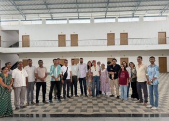 चामुंडेरी में बालिका विद्यालय भवन का दानदाता परिवार ने किया अवलोकन, शिक्षकों की कमी पर जताई चिंता
