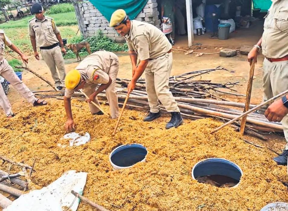 जमीन में गाड़े ड्रमों में छिपा रखी 10 हजार लीटर वॉश नष्ट की, हथकढ़ शराब भी बरामद