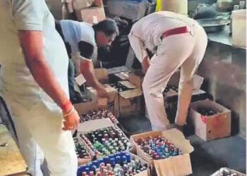 सिरोही-होटल पर आबकारी टीम की रेड : 17 कार्टन अवैध शराब व बीयर जब्त की
