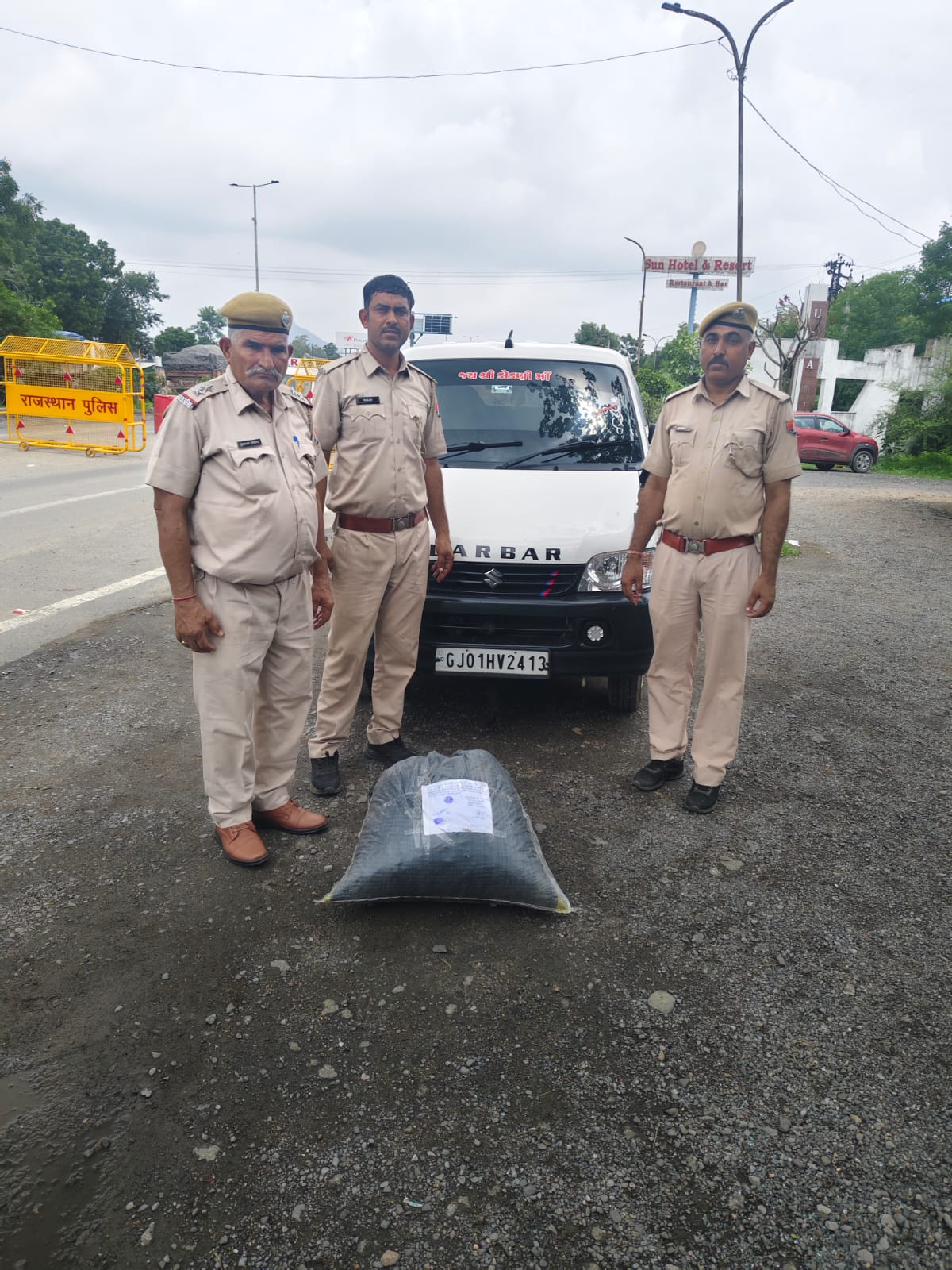 आबूरोङ अवैध डोडा पोस्त जब्त, ईको कार से 11 किलो 300 ग्राम डोडा पोस्त बरामद, दो गिरफ्तार